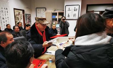 西宁市城北区书画爱好者为传承发扬好中国书画文化挥毫泼墨